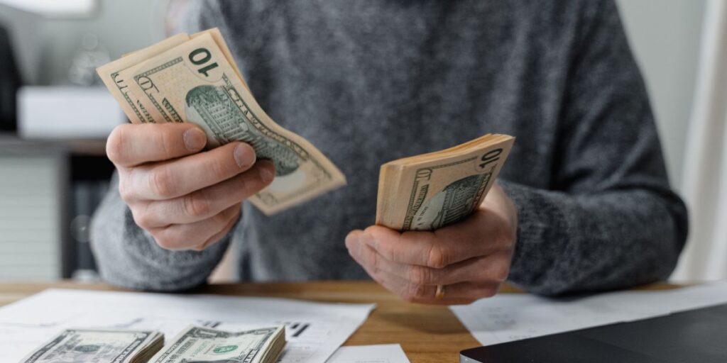 دليلك لاختيار افضل ماكينة عد نقود تناسب ميزانيتك واحتياجات عملك